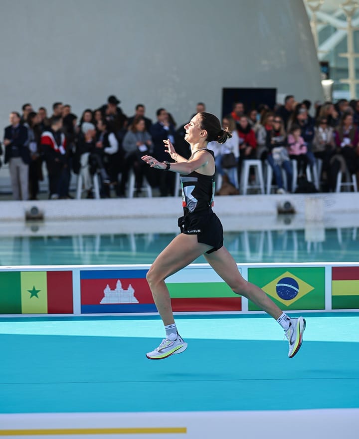 Méline crosses the finish line of the Valencia Marathon with the superb time of 2’30”27